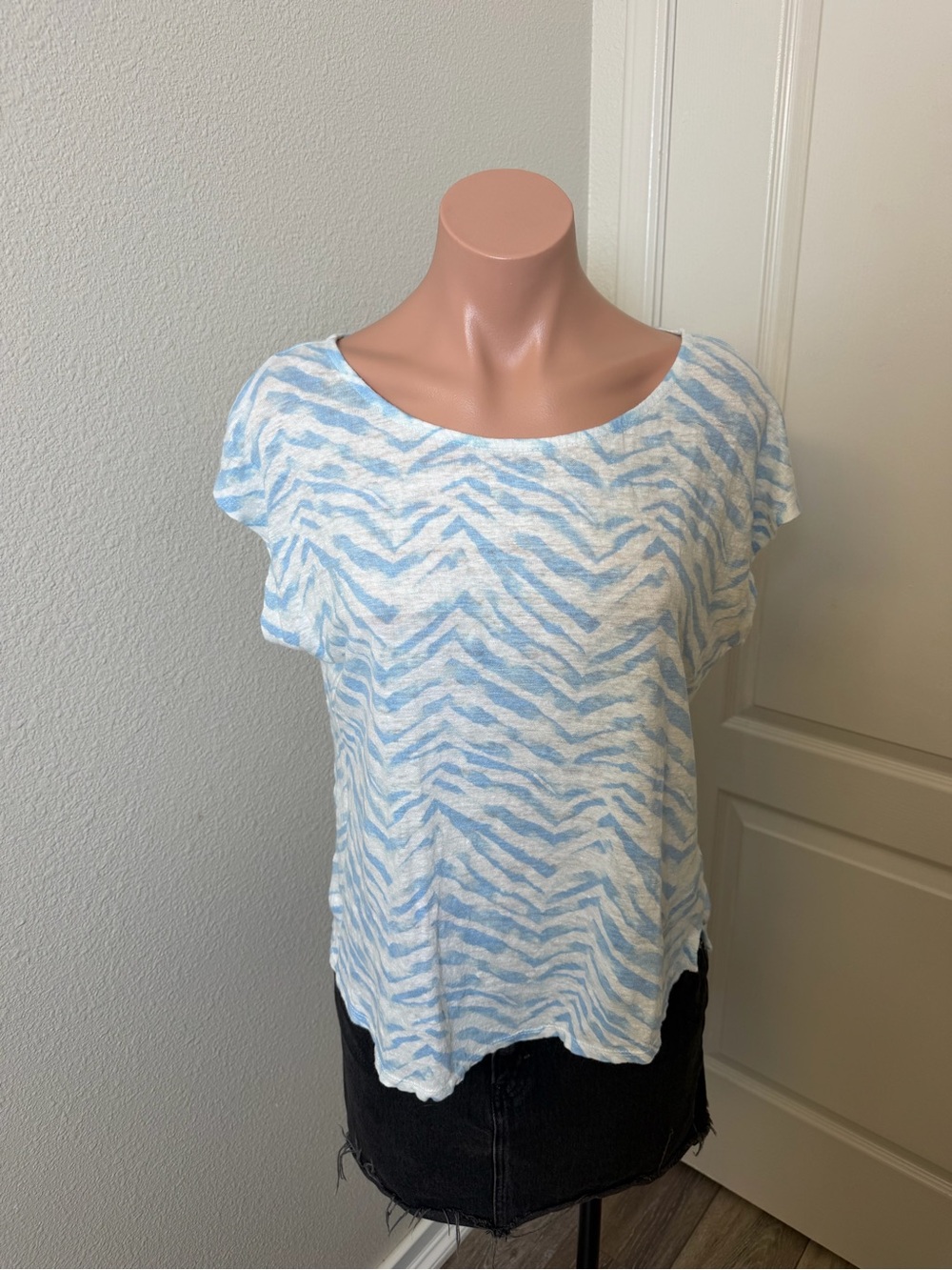 Tahari Light Blue and White Zebra Linen Scoop Neck Top